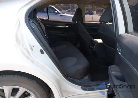 2021 Toyota Camry Le z USA, uszkodzony, nr VIN 4T1C11AKXMU443380